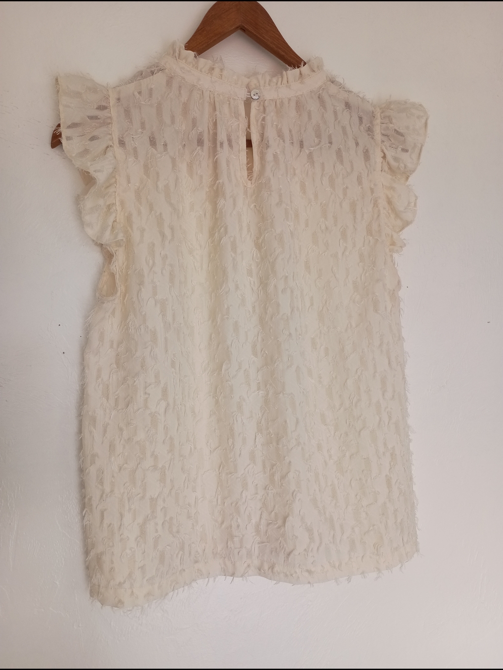 THML Blouse Ivory Textured Sleeveless Ruffle Fringe Button Round Neck M - Picture 3 of 11